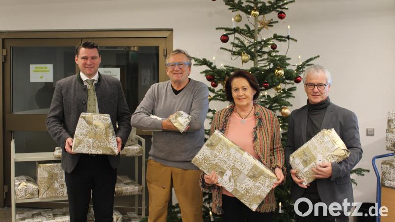 Marianne Wolf und Stiftungsbeirat Heiner Sauren überreichen die Geschenke an Landrat Thomas Ebeling und den Leiter des Kreisjugendamtes, Martin Rothut. Bild: Lischka/exb