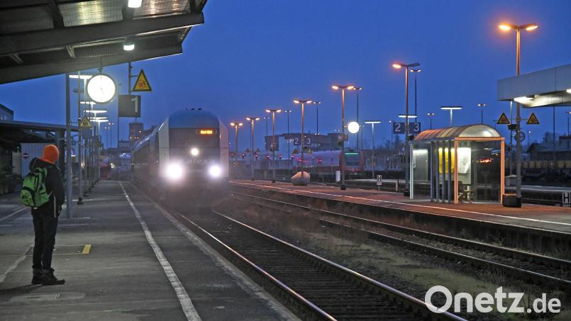 Ab 10. Dezember gibt es eine zusätzliche Zugverbindung in den Morgenstunden von Bayreuth nach Weiden. Hier werden zukünftig nur noch die roten DB-Züge fahren, nicht wie auf dem Foto der Alex. Symbolbild: Gabi Schönberger