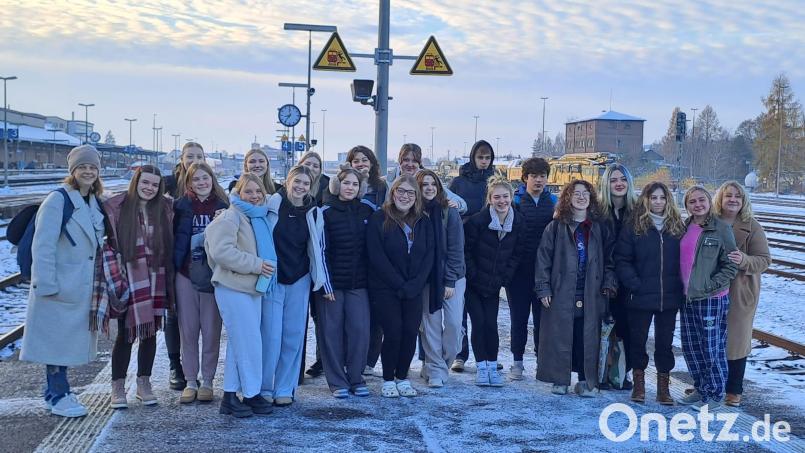Hier sind alle noch guter Dinge. Die amerikanischen Schüler und ihre Betreuer stehen am Donnerstag 30. November am Weidener Bahnhof und wollen am selben Tag nach Hause fliegen. Bild: exb/privat