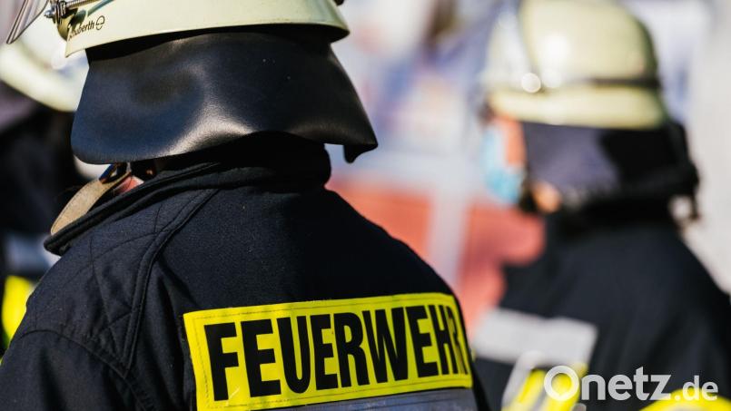 Einsatzkräfte der Feuerwehr in Schutzkleidung. Symbolbild: Philipp von Ditfurth/dpa/Symbolbild