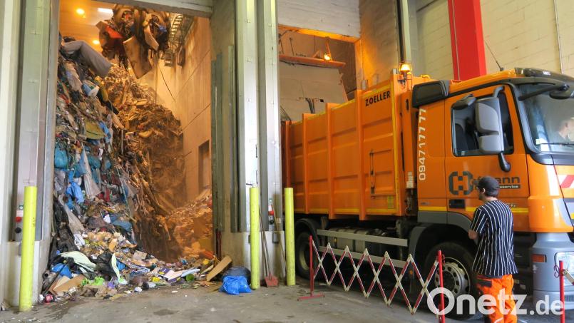 Das Müllkraftwerk Schwandorf kann derzeit wegen Umbaumaßnahmen nicht den gesamten Müll verwerten, der aus dem Verbandsgebiet angeliefert wird. Ein Teil des Abfalls muss an externe Anlagenbetreiber weitergeleitet werden. Bild: Hirsch