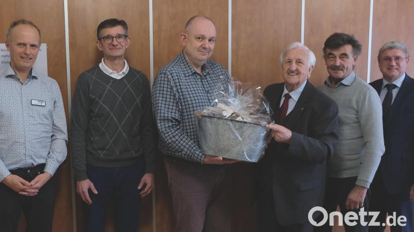 Lob, Dank und Anerkennung galt Bürgermeister a. D. Fred Lehner für seinen Einsatz um das Seniorenheim „Am Reiserwinkel“: (von links) Heimleiter Carsten Fischer, Heinrich Güntner, Hausverwalter Thomas Gollwitzer, Fred Lehner, Manfred Venzl und Jürgen Schnappauf. Bild: Seniorenwohnheim/exb