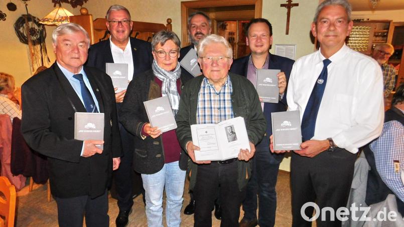 Heimatforscher Werner Veigl (Dritter von rechts), SK-Vorsitzender Roland Veigl, Bürgermeister Christian Porsch, BSB-Kreisverbandsvorsitzender Kemnath Thomas Semba, Pfarrerin Friederike Steiner, Volksbund-Geschäftsführer Robert Fischer und BSB-Kreisverbandsvorsitzender Bayreuth-Land/Ebermannstadt Dr. Klaus-Dieter Nitzsche (von rechts) stellten das neue Buch vor. Bild: whü