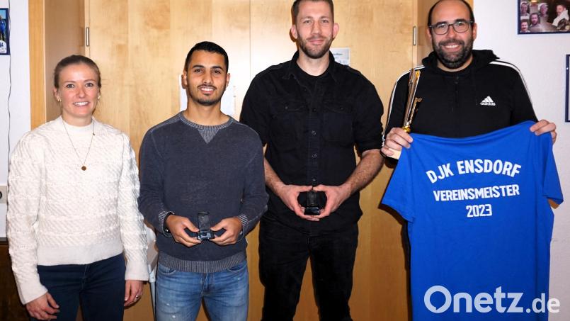 Spartenleiterin Linda Trager gratulierte Ammar Aziz-Hassan, Chris Bias und Chrsitoph Müller (von links) zum Titel des Vereinsmeisters Bild: tra
