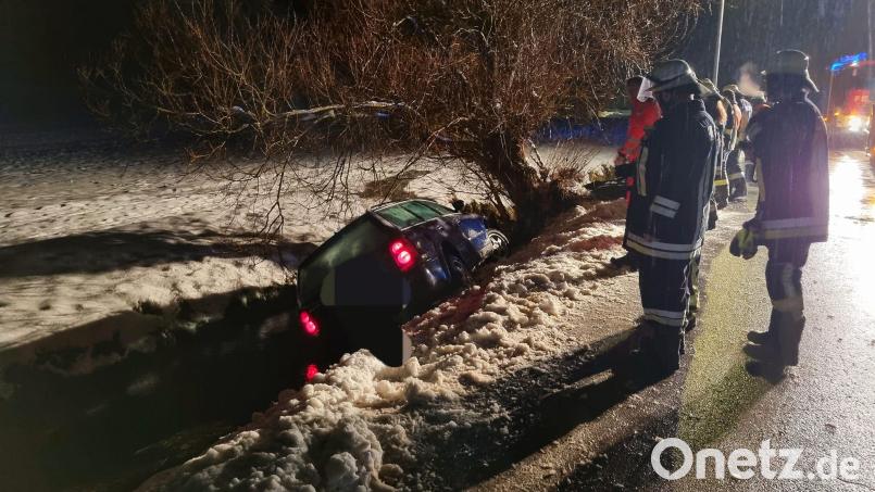 Bei Wolfersfeld ist ein Auto in den Graben gerutscht. Bild: Feuerwehr Kastl