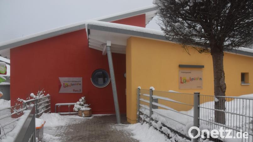 Die Kindertagesstätte Löwenzahn in Theisseil. Anwohner haben im Zusammenhang mit dem Betrieb auch Beschwerden übers Parken. Bild: fz