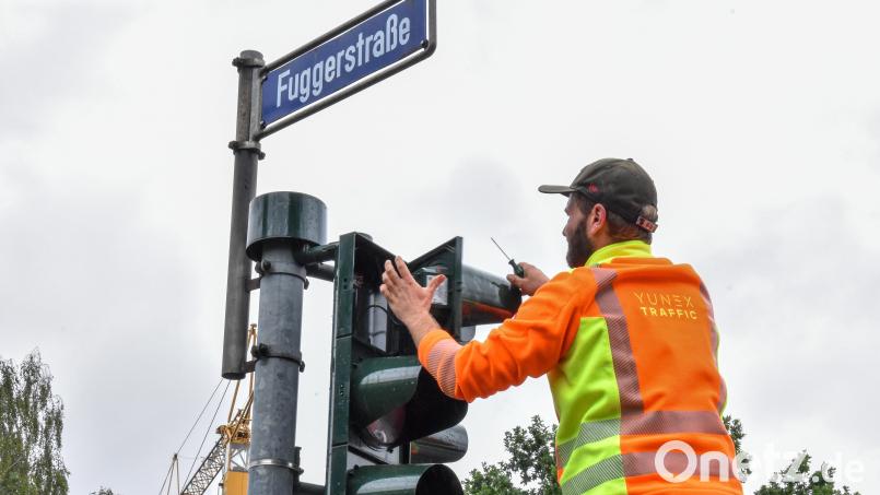 Experten haben am Dienstagvormittag damit begonnen, die Ampelanlage an der Kreuzung Hockermühl-/Kastler-/Fuggerstraße in Amberg zu reparieren. Bild: Stephan Huber