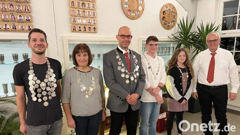 Das neue Königreich der Thumsenreuther Schützen: Schützenkönig Daniel Bär (von links), Liesl Doris Häupl, Pistolenkönig Florian Schmidt, Jugendkönig Matteo Greger, Schülerkönigin Mila Schieder und Vorsitzender Horst Bauer. Bild: Andreas Heinz/exb