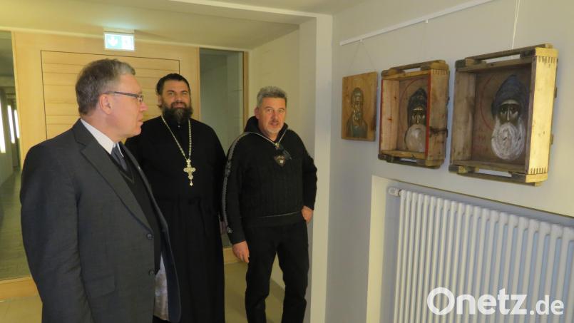 Sehen sich bei der Eröffnung der Ausstellung die Werke gemeinsam an: Direktor Manfred Strigl, Robert Rapljenovic und Hans Bräuer (von links). Bild: adj