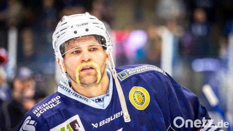 Markus &quot;Beppi&quot; Eberhardt von den Blue Devils Weiden mit seinem schmucken Beitrag zur &quot;Movember&quot;-Aktion. Bild: Christian Kaminsky/exb