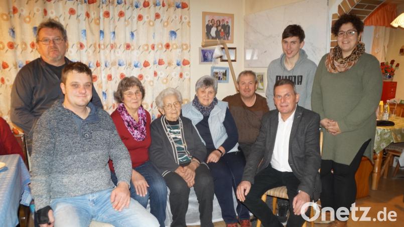 Mit ihren vier Kindern und den Enkeln fühlt sich Barbara Salomon am wohlsten. Bürgermeister Norbert Eckl (sitzend rechts) gratuliert zum 90. Geburtstag. Bild: wel