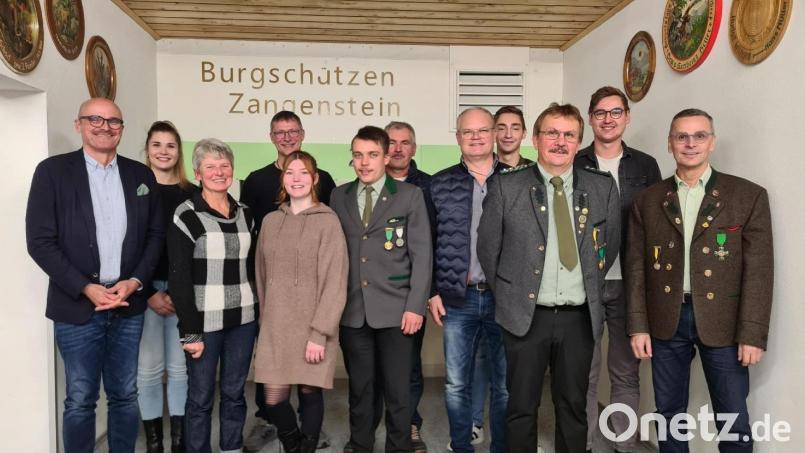 Schützengau und Bürgermeister sprechen der Vorstandschaft ihr Kompliment aus: Im Bild (vorne von rechts) Gauschützenmeister Norbert Nietfeld, Schützenmeister Robert Heller, Siegfried Breu, Dominik Meier, Ines Breu, Brigitte 
Reiml, Bürgermeister Maximilian Beer, (hintere Reihe von rechts) Thomas Armer, Christoph Armer, Albert Armer, Georg Dirmeier und Simone Dirmeier. Bild: Rosi Dirmeier/exb