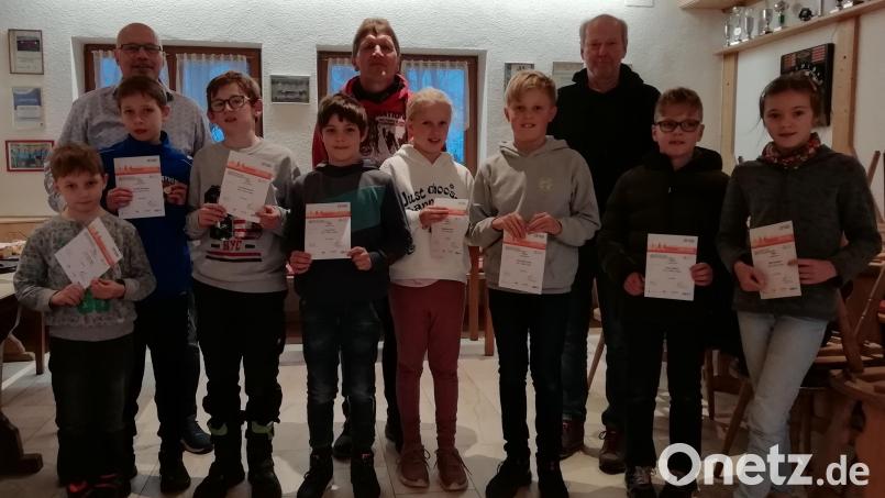 Zur Übergabe der Sportabzeichen sind (hintere Reihe, von links) die Prüfer: Roland Prühäuser, Martin Niebler und Clemens Paulus mit den erfolgreichen Nachwuchssportlern versammelt. Bild: Marco Schwab/exb