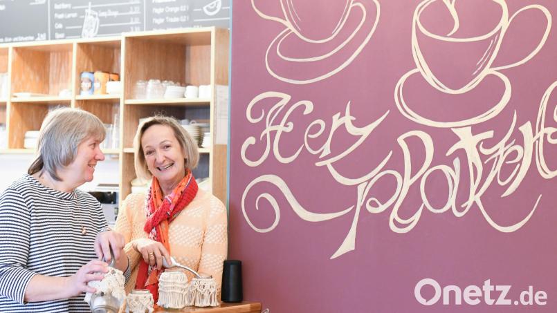 Bei ihrem Herzensprojekt gibt es auch ein &quot;Herz-Platzerl&quot;: Elisabeth Harrer (links) und Carin Tran in ihrem eigenen Café. Bild: Gabi Schönberger