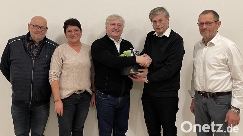 Ein herzliches &quot;Vergelt`s Gott&quot; sagen Pfarrer Norbert Götz sagt in Beisein von PGR-Sprecherin Birgit Bergmann und den beiden Kirchenpflegern Max Kick (links) und Georg Wittmann (rechts) zu Diakon Janusz Szubartowicz (Mitte) für seine Dienst in der Pfarrei St. Sebastian Waldthurn. Bild: fvo