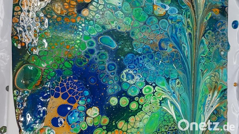 Das &quot;blaue&quot; Bild ist aus Acryl und die Technik lautet Pouring Flip Cup. Bild: Helga Luber/exb