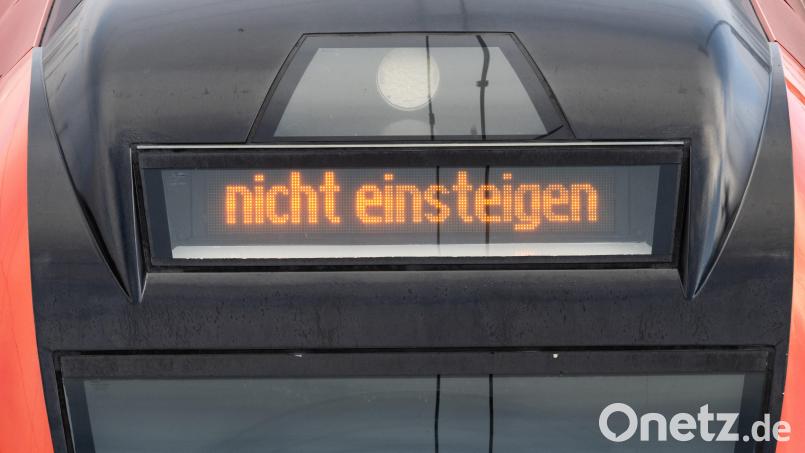 &quot;Nicht einsteigen&quot;· steht auf einen DB-Regio-Zug. Der 24-stündige Warnstreik der GDL wird auch die Oberpfalz treffen. Symbolbild: Boris Roessler/dpa