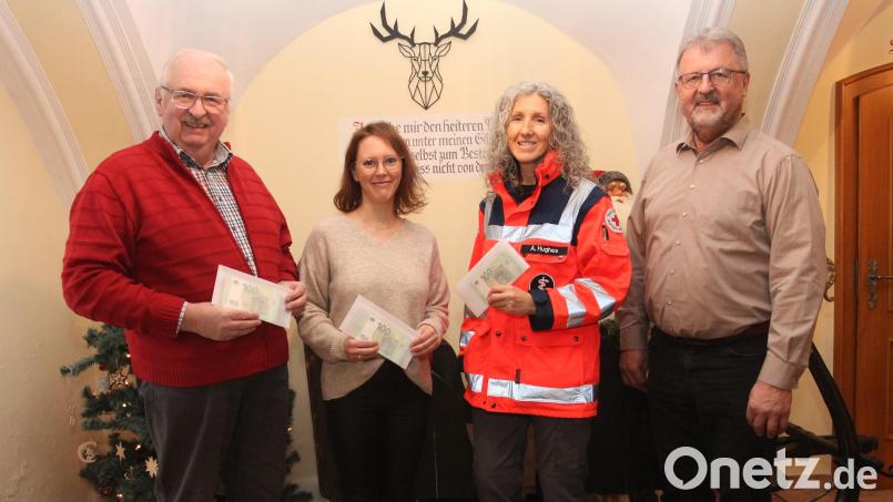 Herbert Putzer, Anja Thalhauser und Andrea Hughes (von links) sagen Johann Maurer &quot;Vergelt&#039;s Gott&quot;. Bild: pi