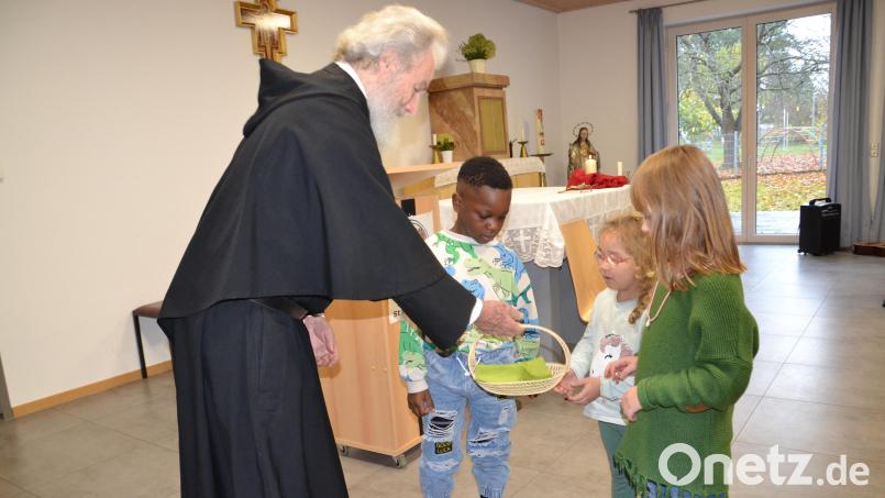 Die gesammelten Spenden von den Kindern und Eltern überreichten die drei Kinder im Körbchen an Pater Ferdinand für die Kinder in Ndendule/Kongo. Der Missionar bedankte sich recht herzlich im Namen der Kinder. Bild: gi
