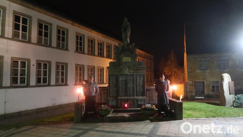 Die Krieger- und Reservistenkameradschaft Vilseck hält am Volkstrauertag Mahnwache am Kriegerdenkmal. Bild: rha