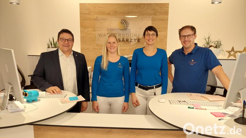 Bürgermeister Thomas Falter (links) und leitender Arzt Stefan Roi (rechts) begrüßen Lisa Minderjahn (Zweite von links) und Zsusanna Romics (Zweite von rechts). Bild: VG Wackersdorf/exb