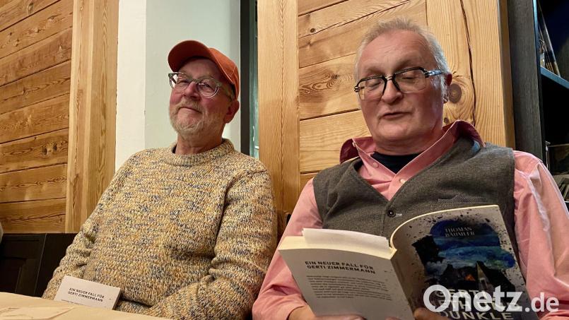 Autor Thomas Bäumler (rechts) mit Stefan Voit bei der Lesung in der Molzmühle. Bild: gri