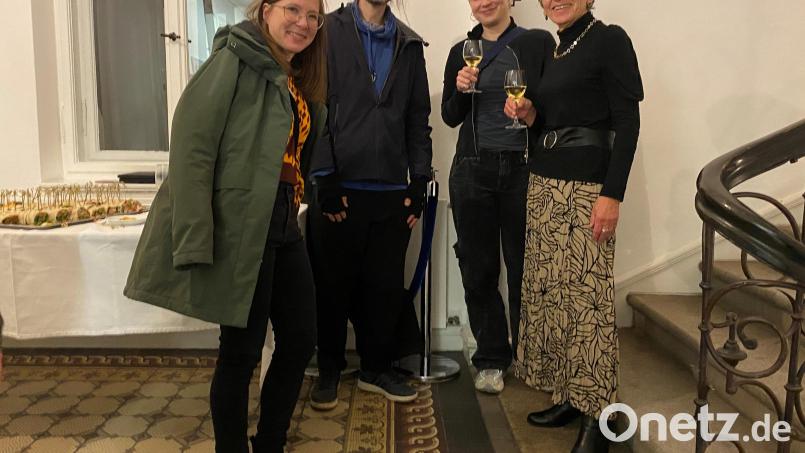 Die Künstler Karina Küffner, Ludwig Hanisch, Anna Lena Keller sowie Vorsitzende Ulrike Roidl (von links) blicken bei der Versammlung des Fördervereins Oberpfälzer Künstlerhaus auf das vergangene Jahr zurück. Bild: Katrin Ströbl/exb