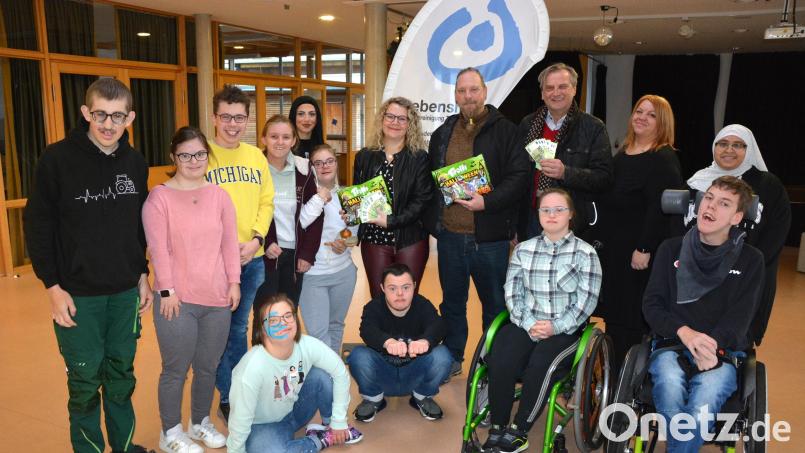 Uschi und Wolfgang Fleischer (Mitte) spendeten den Erlös der eingegangenen Spenden aus ihrer Halloween-Party, 1900 Euro, an die Heilpädagogische Tagesstätte. Danke sagten HPT-Leiterin Sandra Köstler und Lebenshilfe-Geschäftsführer Berthold Kellner (stehend, Zweite und Dritter von rechts). Bild: jr