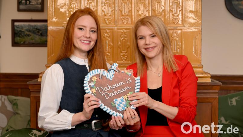 Im Februar 2024 wird sie in drei Folgen der BR-Fernsehserie &quot;Dahoam is Dahoam&quot; an der Seite von Silke Popp (rechts) zu sehen sein. Bild: Felix Hörhager/BR