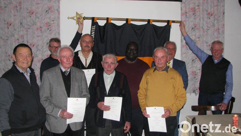 Vorsitzender Georg Seiser (Zweiter von rechts) ehrt mit seinem Vertreter Georg Schlehuber (links) und Pfarrvikar Robert Amandu (Vierter von rechts) langjährige Kolpingmitglieder. Martin Kummer (vorne, Zweiter von links), und Hans Heindl (vorne, Mitte) werden für 70 Jahre und Karl Weber (vorne, rechts) für 65 Jahre Treue ausgezeichnet. Norbert Magerer (Vierter von links) ist seit 40 Jahren dabei. Bild: knh