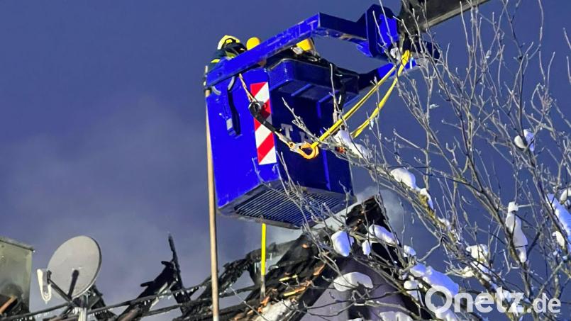 Das Technische Hilfswerk war mit einem Kran vor Ort und unterstützte die Löscharbeiten. Bild: Kreisbrandinspektion/KBM Stefan Sattich/exb