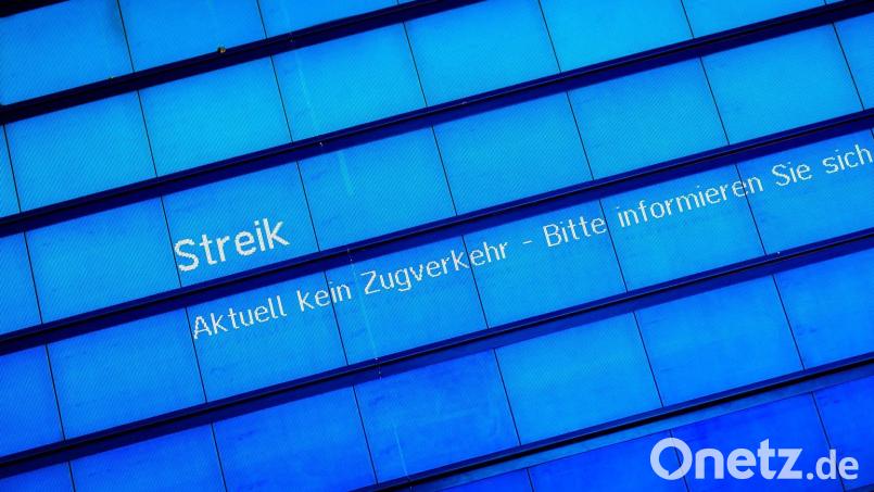 Eine Anzeigentafel an einem Bahnhof weist auf einen Streik hin. Bild: Moritz Frankenberg/dpa/Symbolbild