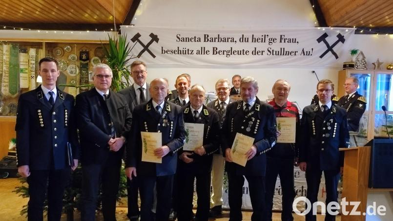 Ehrungen stehen bei der Barbarafeier im Mittelpunkt. Das Bild zeigt (von links) Wolfgang Lehner, Richard Tischler, Hans Prechtl, Karl Baldauf, Johannes Heinrich, Hans Baldauf, Siegfried Baldauf, Alois Singer, Max Schmid und Jürgen Ferschl. Bild: Jürgen Ferschl/exb