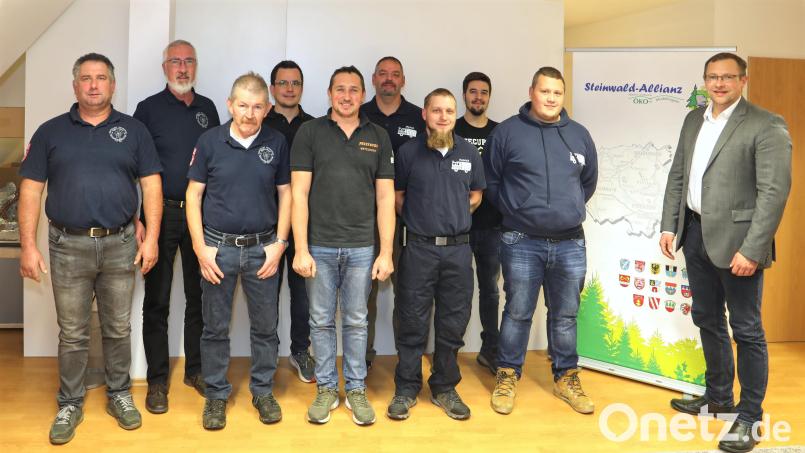 Geschäftsführer Martin Schmid (rechts) mit den Vertretern der Feuerwehren Krummennaab, Röthenbach und Wetzldorf. Bild: njn