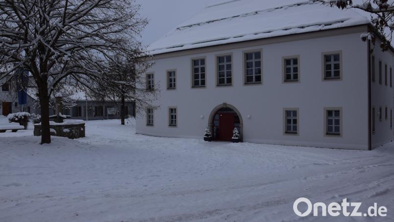 Zur Gestaltung der Außenanlagen des Pfarr- und Gemeindezentrums gibt es bereits einen Vorentwurf. Basierend auf diesem könne man weiterarbeiten, sagt Bürgermeister Josef Beimler. Bild: fla