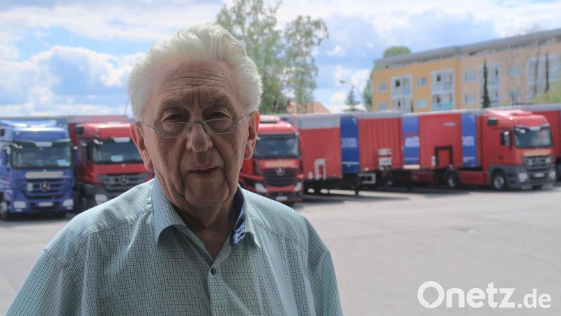 Fritz Gollwitzer vor seinem Fuhrpark im Sommer 2020. Der damals 91-Jährige hatte damals die Geschäftsführung längst drei Mitstreitern übertragen, er selbst schaute aber noch immer regelmäßig vorbei. Nun ist seine Spedition in eine Stiftung überführt. Archivbild: Kunz