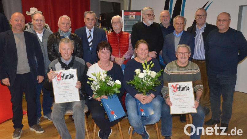 Die SpVgg SV Weiden ehrt langjährige Mitglieder und ernennt zwei herausragende Mitstreiter zu Ehrenmitgliedern. Bild: Kunz