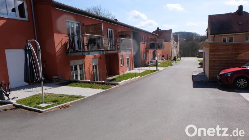 Im Ortsteil Plankenhammer wurde eine neue Erschließungsstraße zum Mietwohnhaus mit zehn barrierefreien Wohnungen der Baugenossenschaft „Eigenheim“ gebaut. Sie soll jetzt als öffentliche Straße gewidmet und im Straßenbestandsverzeichnis des Marktes eingetragen werden. Archivbild: le