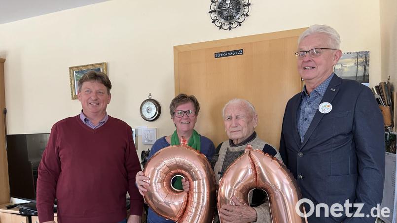 Auch Zweiter Bürgermeister Andreas Altmann (links) und der Vorsitzende des Gartenbauvereins, Richard Hirmer (rechts) gratulieren Andreas Deichl (Zweiter von rechts) zum 90. Geburtstag. Bild: ral
