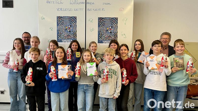 Realschuldirektor German Helgert (hinten rechts) und Konrektor Holger König (hinten links) gratulierten den besten Lesern der sieben Klassen der Jahrgangsstufe 6 an der Realschule am Tor zur Oberpfalz. Als Schulsiegerin darf Sophia Korecky (vorne, Dritte von links) ihre Schule nunmehr beim Regionalentscheid vertreten. Bild: Christian Frischholz/exb