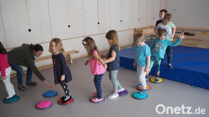 Premiere: Hier absolvieren die Kleinen aus der Pinguingruppe im Kinderhaus Storchennest in Nabburg gerade ihre erste Turnstunde in dem Neubau im Nabburger Ortsteil Diendorf. Bild: bl