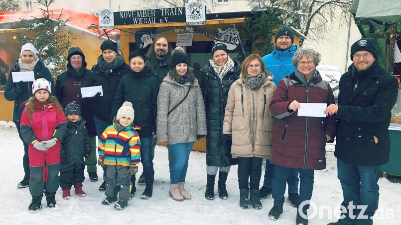 Über Spenden von je 100 Euro freuten sich Vertreterinnen und Kinder der Wiesauer Kindergärten. Übergeben wurden die Zuwendungen von Novembertrain-Vorsitzendem Benjamin Mayer (rechts) und Vorstandsmitglied Andreas Brandl (Dritter von rechts). Bild: wro
