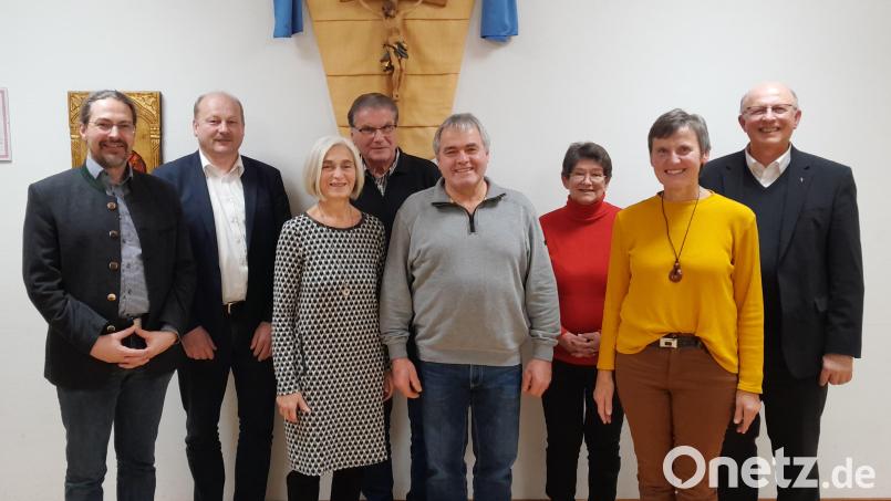 Die neue Vorstandschaft des Krankenpflegevereins Teunz mit (von links) Referenten Dr. Alexander Ried und zweitem Bürgermeister Robert Hechtl: Schriftführerin Ernestine Kleber, erster Vorsitzender Peter Völkl, Kassiererin Elfriede Krone, Kassenprüferin Paula Kiesl und zweiter Vorsitzender Pfarrer Herbert Rösl. Bild: Hans Kiesl/exb