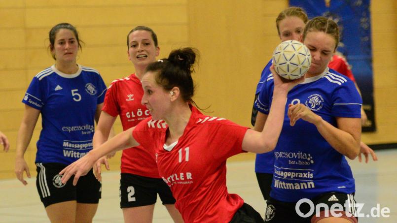 Natalie Fleischmann (vorne) und die HSG Nabburg-Schwarzenfeld gastieren am Samstag in Mittelfranken beim TSV Winkelhaid. Archivbild: mhs