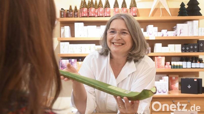 Seit 30 Jahren berät Annegret Panzer Kunden in ihrem Laden in der Weidener Altstadt - und gereicht schon mal ein Aloe-Vera-Blatt. Bild: Gabi Schönberger