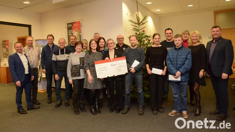 Vorstandsvorsitzender Gerhard Hösl (links) und Filialdirektorin Monika Höllerer (Mitte, mit Scheck) überreichen an 14 Pleysteiner Vereine und Organisationen eine Gesamtspende von 4240 Euro. Bürgermeister Rainer Rewitzer (rechts) lobt die Jugendarbeit in den bedachten Vereinen. Bild: bey