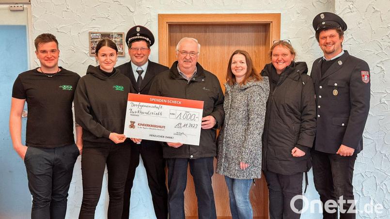 Die Kinderkrebshilfe Oberpfalz bekommt eine Spende in Höhe von 1000 Euro von der Freiwilligen Feuerwehr Burkhardsrieth. Bild: bey