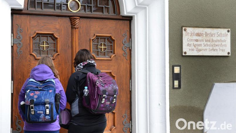 Die Situation an der Eingangstür der Dr.-Johanna-Decker-Schule ist als Lücke im Sicherheitssystem erkannt worden. Deshalb gibt es hier jetzt eine neue Vorgehensweise. Archivbild: Petra Hartl