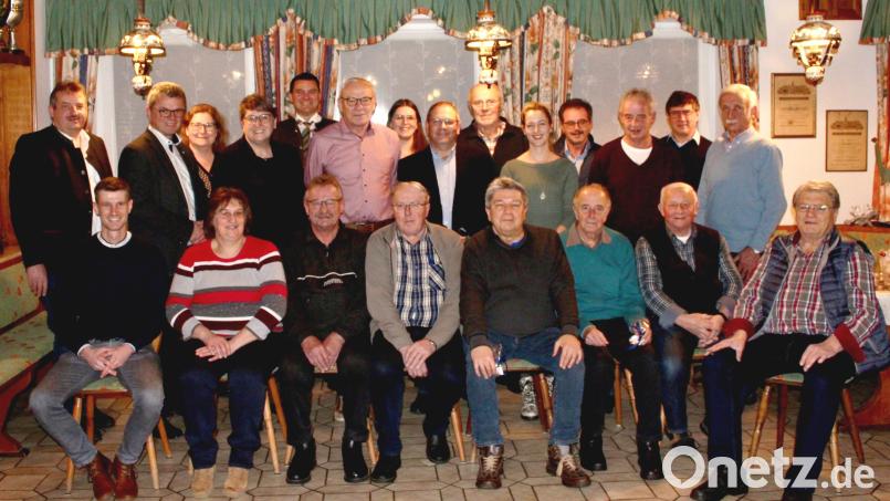 Landrat Thomas Ebeling, die Bürgermeister und Landratsamtsvertreter würdigen das Engagement der Bürgerbusfahrer. Im Bild von links Bürgermeister Reinhard Kreuzer (Schönsee), Dominik Hauser (Landkreis Schwandorf), Bürgermeister Martin Birner (Neunburg), zweite Bürgermeisterin Rita Salomon (Niedermurach), Margit Walbrun, Bürgermeisterin Anita Forster (Dieterskirchen), Landrat Thomas Ebeling, Johann Deyerl, Ludwig Walbrun, Melanie Vögl (VG Neunburg.), Alois Krammer, zweiter Bürgermeister Egbert Völkl (Oberviechtach), Michael Vetter (stehend), Rainer Bauer, Magdalena Bittner (VG Schönsee), Bürgermeister Manfred Dirschel (Weiding, stehend), Erwin Hunger, Alfred Walbrun, Andreas Wirnshofer, Bürgermeister Gerald Reiter (Stadlern), Werner Klostermann, Josef Zwack (von links). Bild: Stangl/Landratsamt Schwandorf/exb