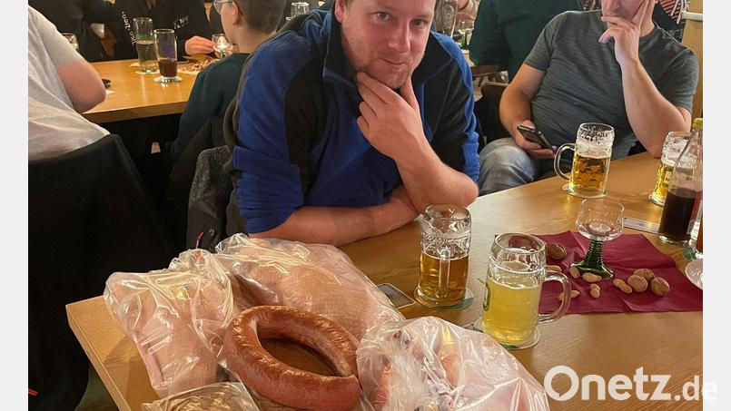 Eine Vielzahl an Preisen gab es auch bei der jüngsten Ausgabe des Taubenmarkts in Mitterteich zu gewinnen. Im Bild einer der Gewinner mit seiner Ausbeute. Bild: Klaus Schuller/exb